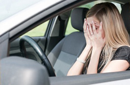 Vrouw met rijangst in auto